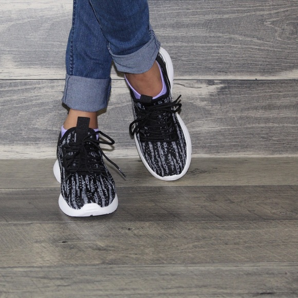 New Stylish Black Sneakers 👟 - Picture 5 of 8